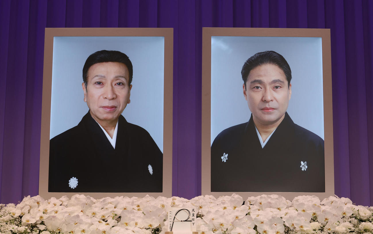 市川段四郎さん（左）と市川猿翁さんの遺影が掲げられた「澤瀉屋　送る会」の祭壇（撮影・中島郁夫）