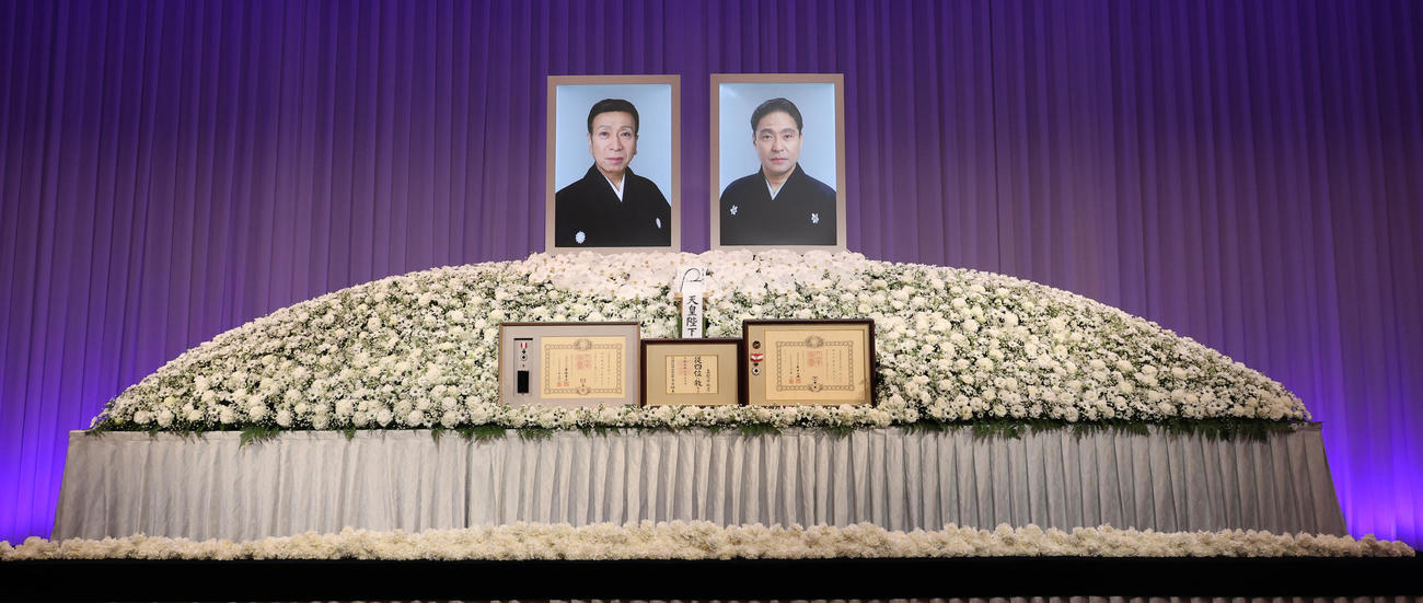 市川段四郎さん（左）と市川猿翁さんの遺影が掲げられた「澤瀉屋　送る会」の祭壇（撮影・中島郁夫）