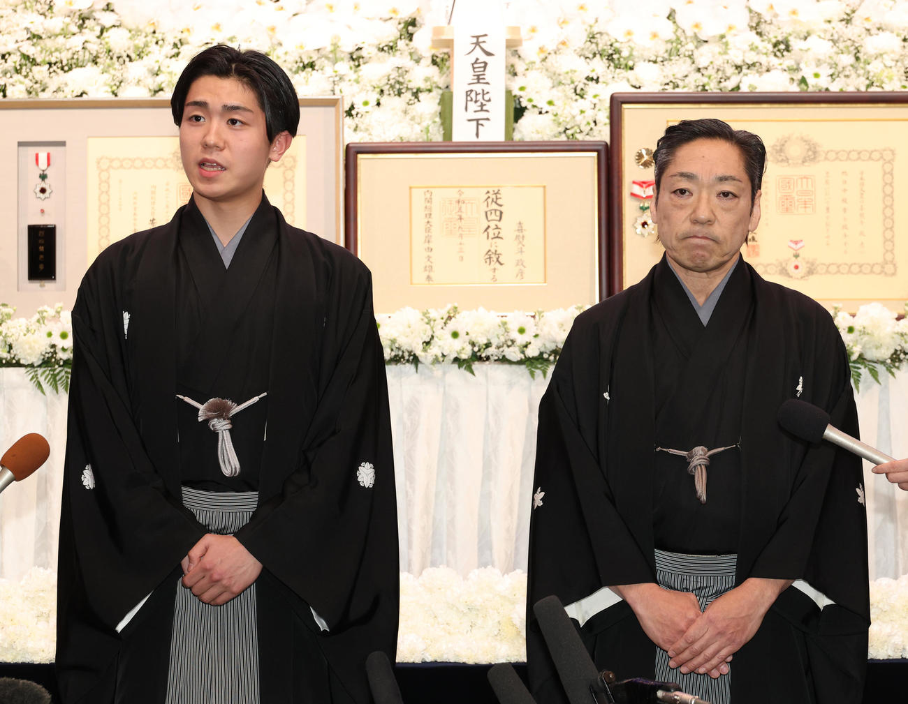 「澤瀉屋　送る会」を終え会見を行う市川團子（左）と市川中車（撮影・中島郁夫）