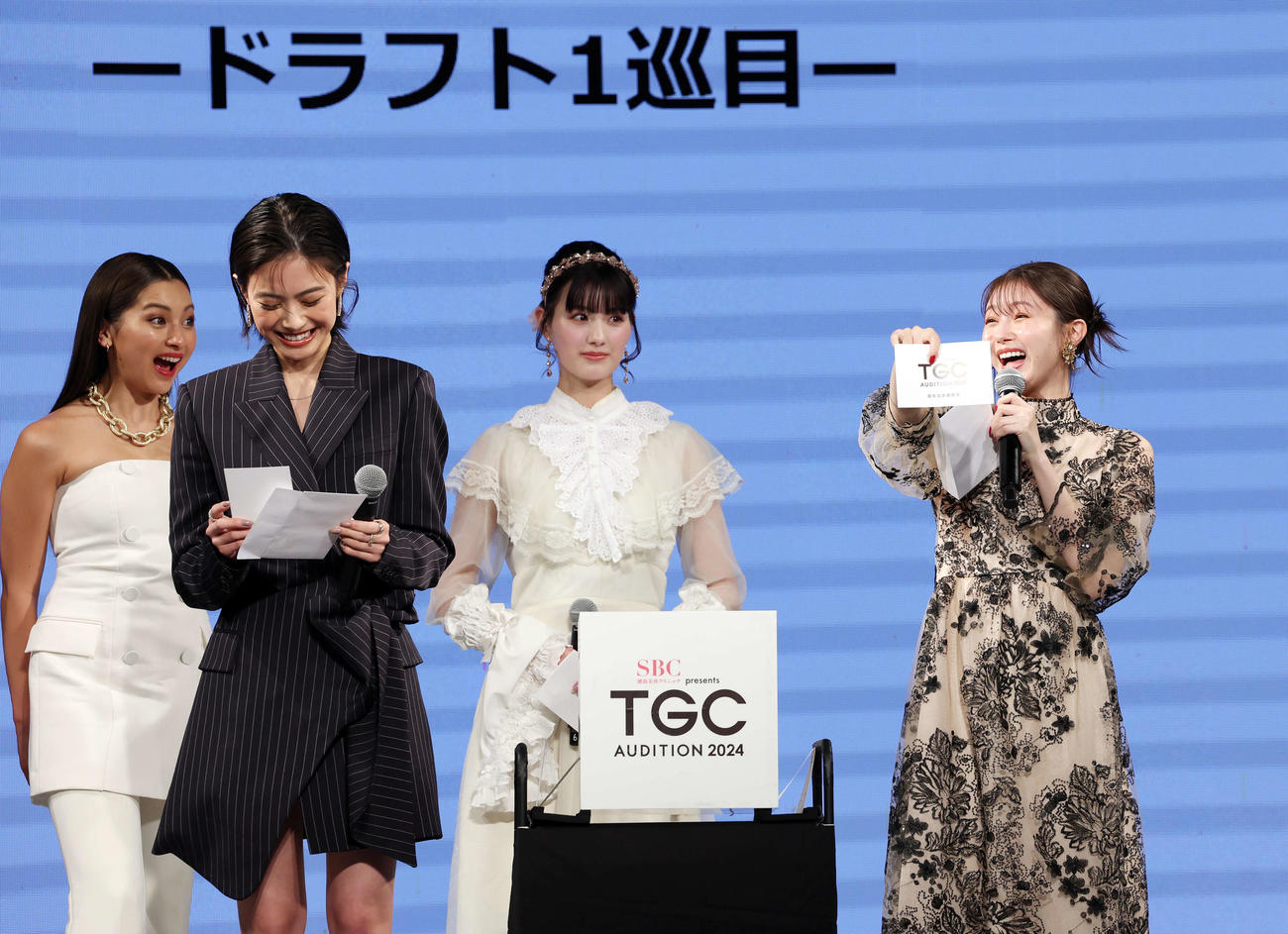 「TGC AUDITION 2024」公開ドラフト会議でドラフト1巡目で大平衣符夏を指名し、当たりくじを引いた市川美織（右）。左から2人目は外れた安斉星来（撮影・宮地輝）
