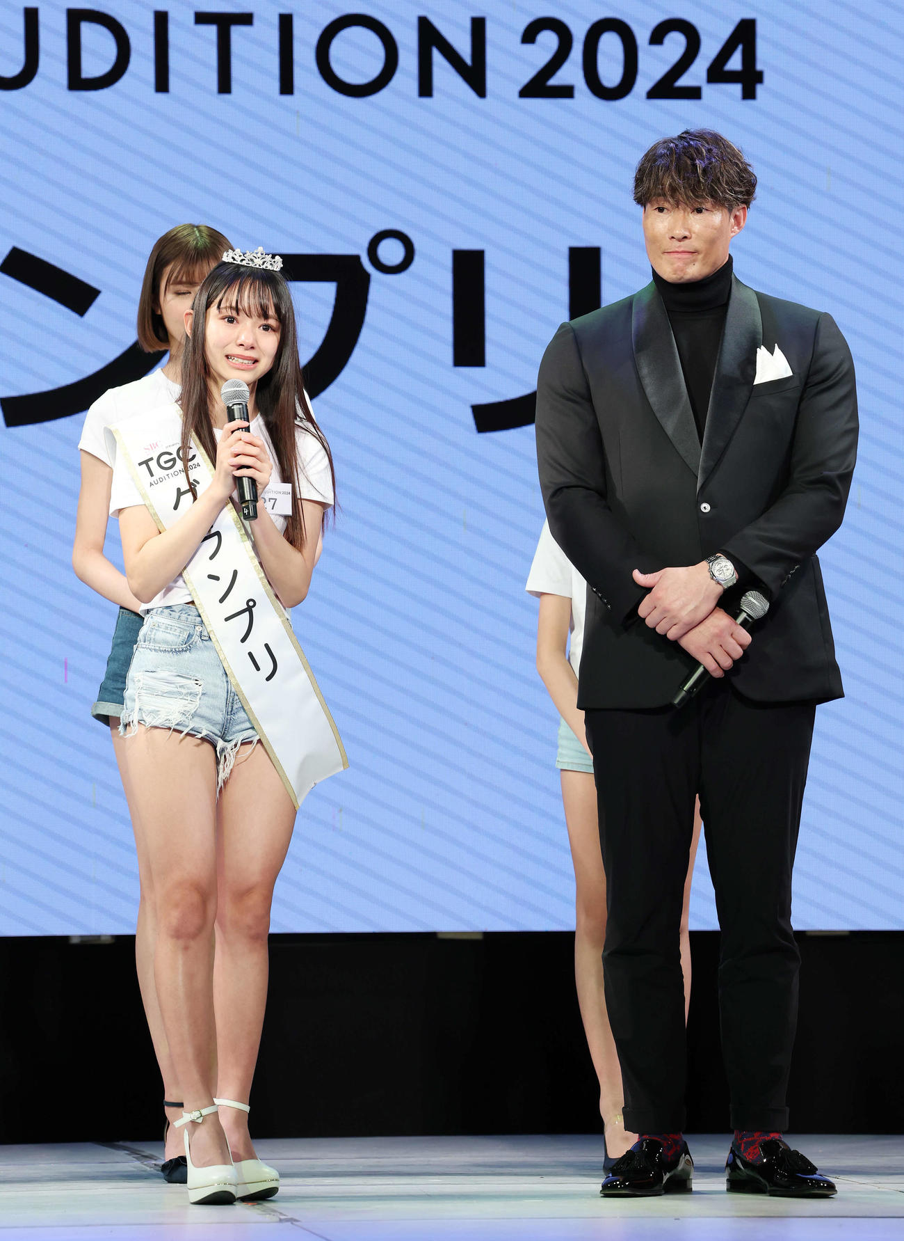 「TGC AUDITION 2024」公開ドラフト会議でグランプリに輝いた湯淺凜子さん。右は糸井嘉男氏（撮影・宮地輝）