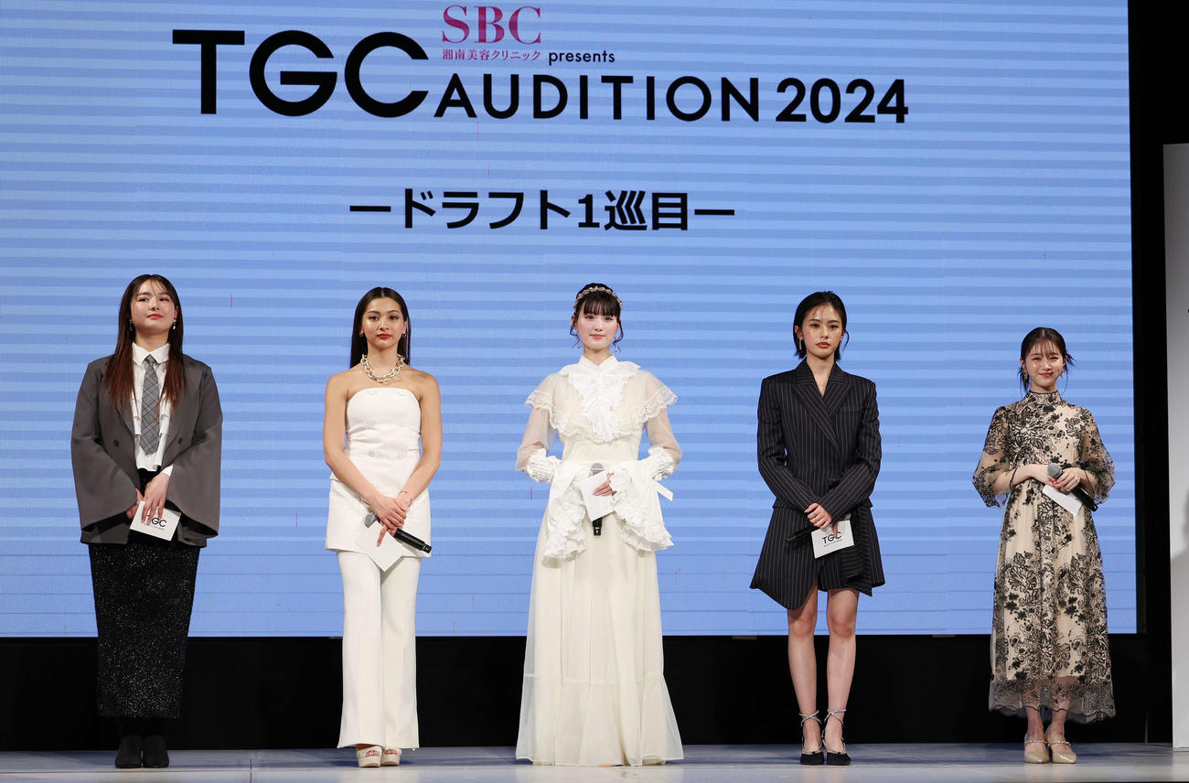 「TGC AUDITION 2024」公開ドラフト会議で登壇するゲスト審査員、左から箭内夢菜、ゆきぽよ、鶴嶋乃愛、安斉星来、市川美織（撮影・宮地輝）