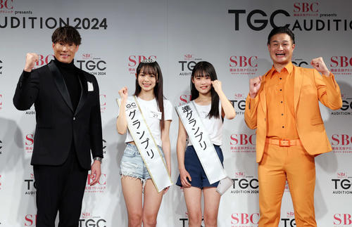 「TGC AUDITION 2024」公開ドラフト会議で記念撮影する、左から糸井嘉男氏、グランプリの湯淺凜子さん、準グランプリの大平衣符夏さん、ティモンディ高岸宏行(撮影・宮地輝)