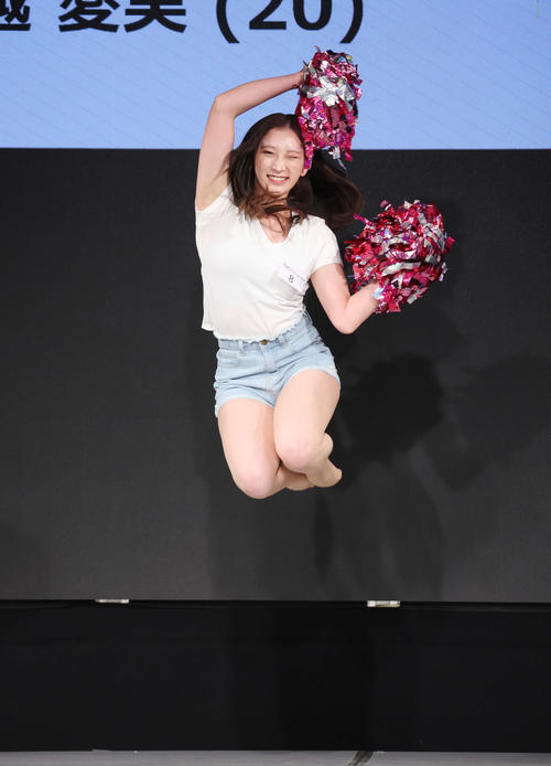 「TGC AUDITION 2024」公開ドラフト会議で自己PRする塚越愛実さん(撮影・宮地輝)