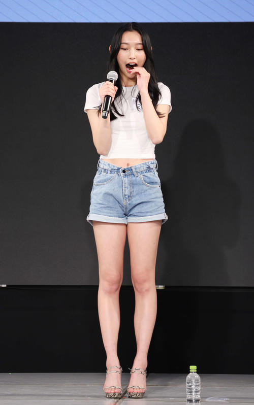 「TGC AUDITION 2024」公開ドラフト会議で自己PRする網野安寿さん(撮影・宮地輝)