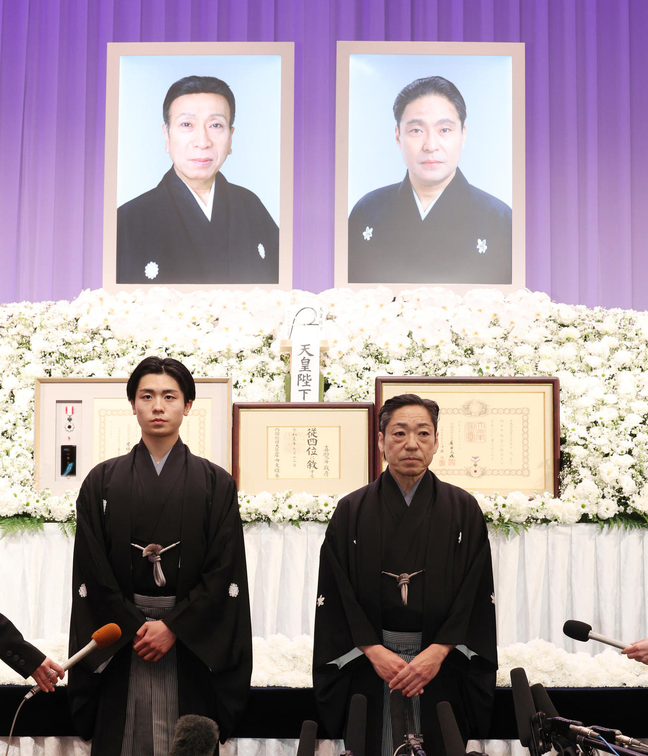 「澤瀉屋　送る会」を終え会見を行う市川團子（左）と市川中車（撮影・中島郁夫）