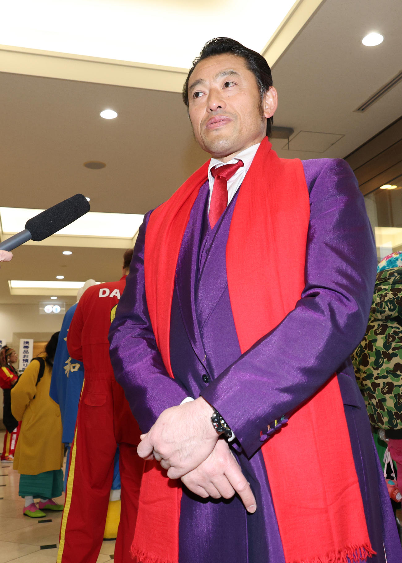 南部虎弾さんの通夜に参列したアントキの猪木（撮影・中島郁夫）