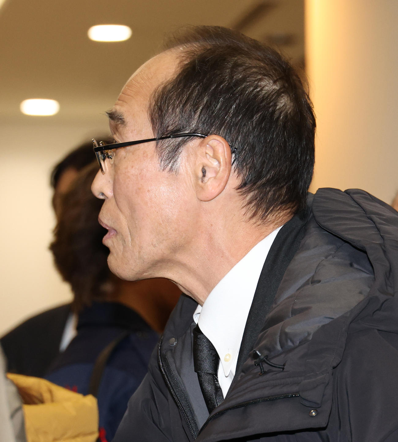 リーダー南部虎弾さんの通夜に参列する東国原英夫氏（撮影・中島郁夫）