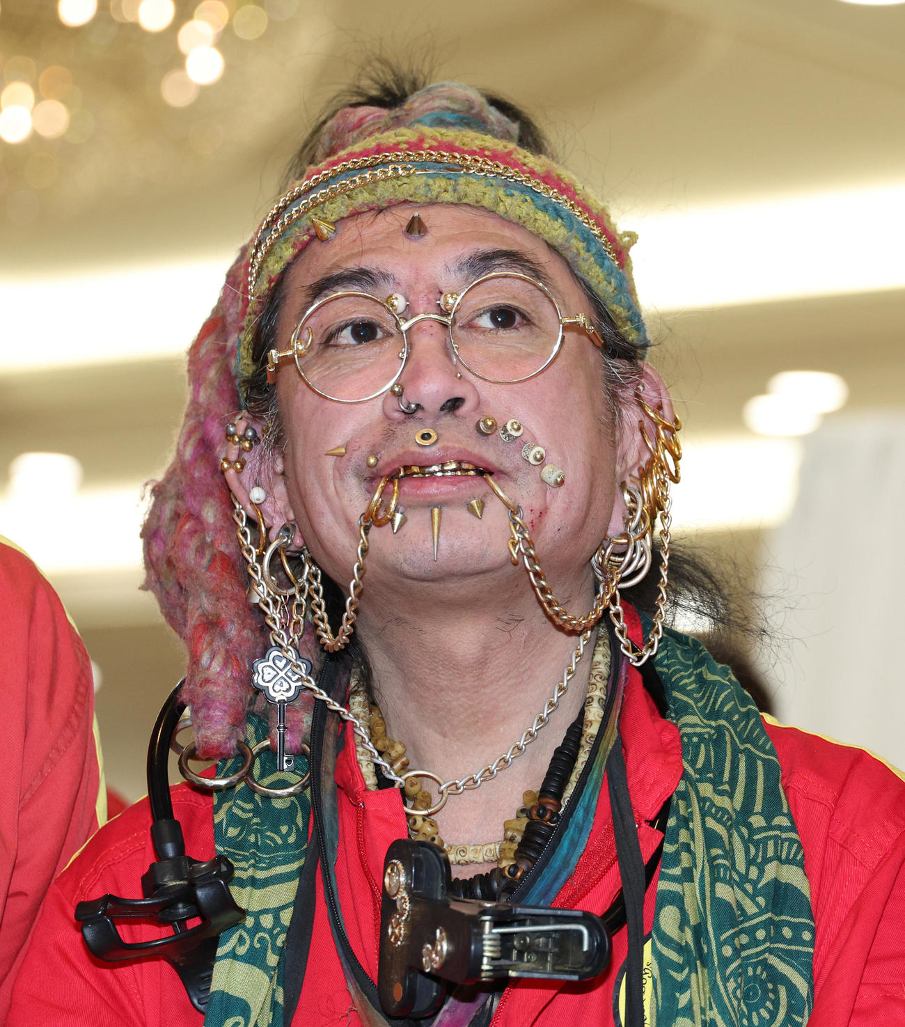 リーダー南部虎弾さんの通夜に参列する電撃ネットワークのランディー・ヲ様（撮影・中島郁夫）