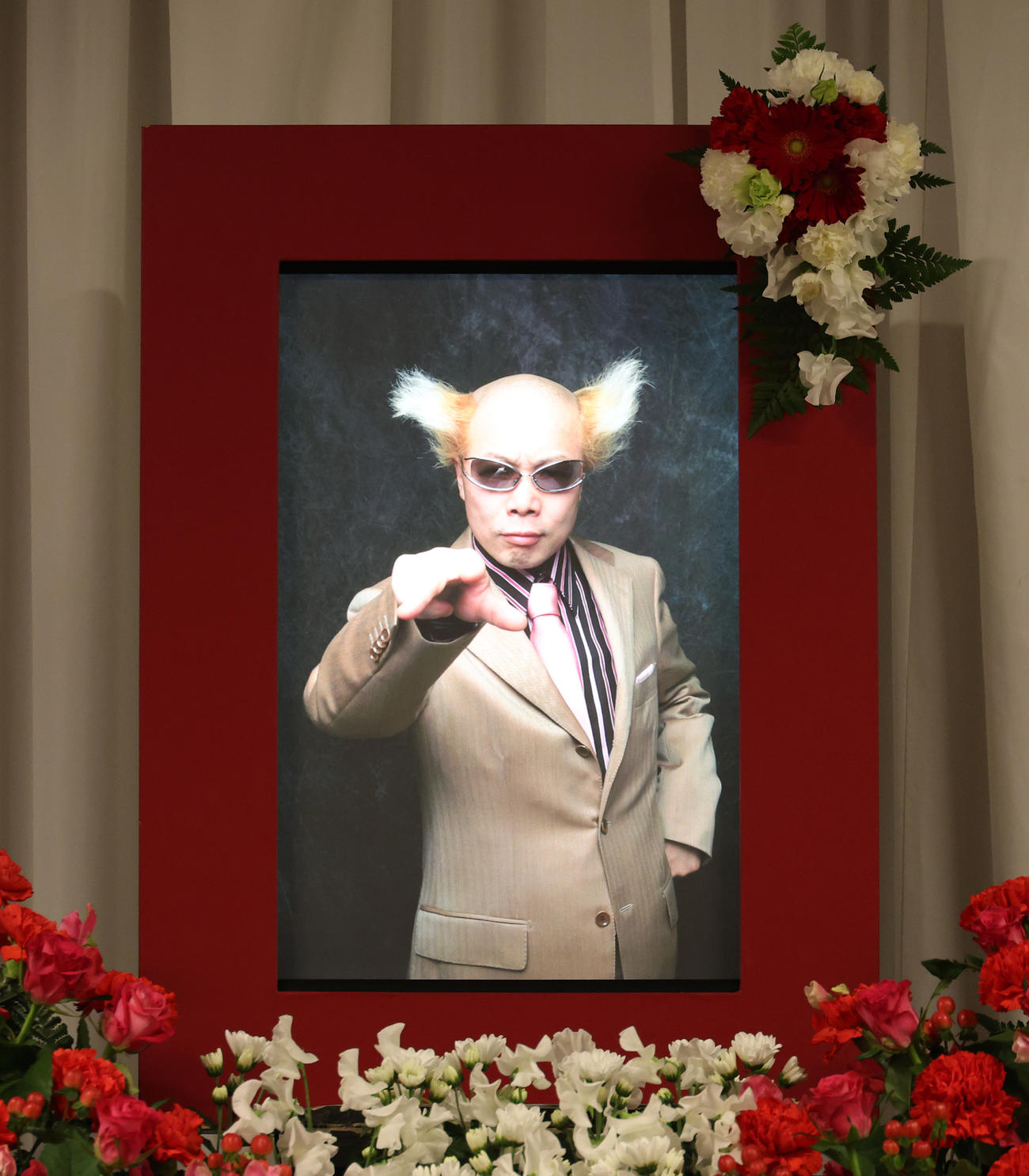 祭壇に飾られた南部虎弾さんの遺影（撮影・中島郁夫）
