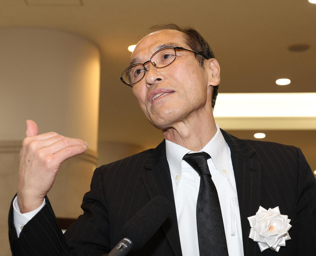 リーダー南部虎弾さんの通夜に参列する東国原英夫氏（撮影・中島郁夫）