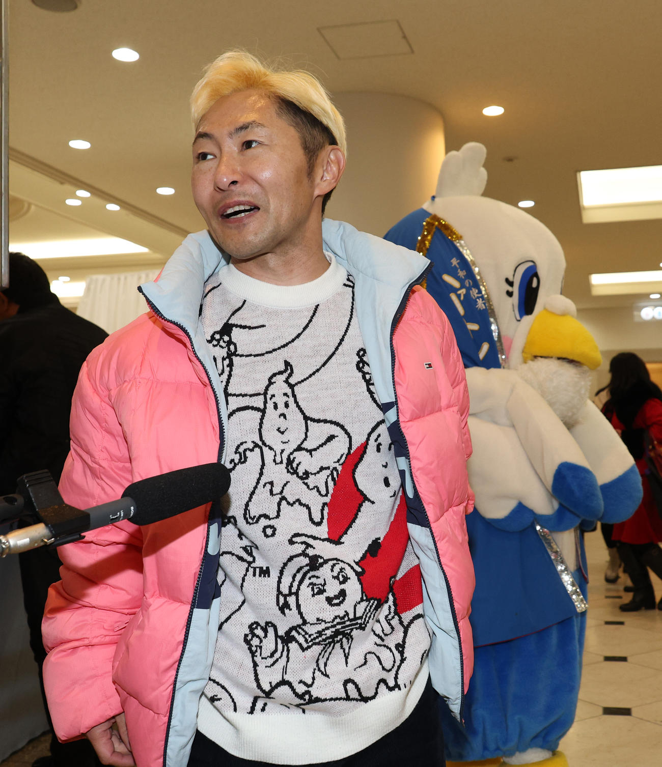 リーダー南部虎弾さんの通夜に参列するなべやかん（撮影・中島郁夫）