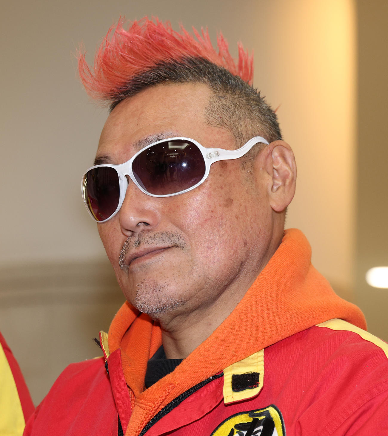 リーダー南部虎弾さんの通夜に参列する電撃ネットワークのギュウゾウ（撮影・中島郁夫）