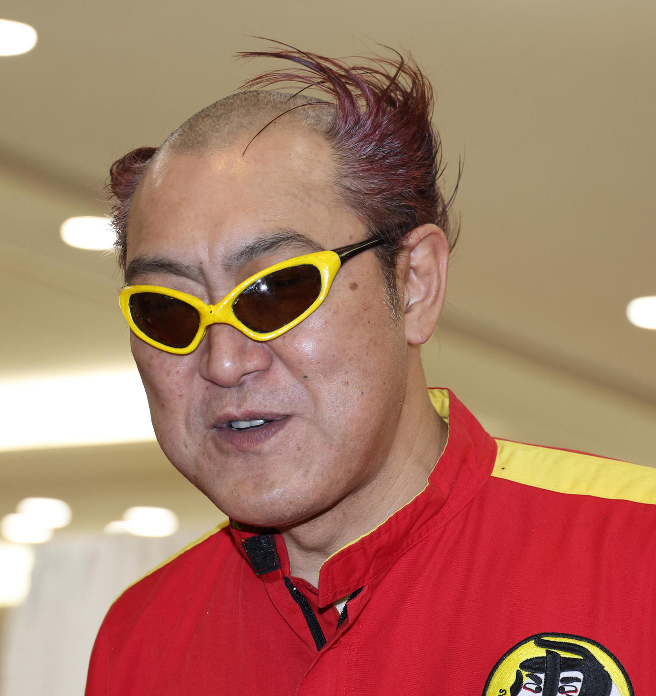 リーダー南部虎弾さんの通夜に参列する電撃ネットワークのダンナ小柳（撮影・中島郁夫）