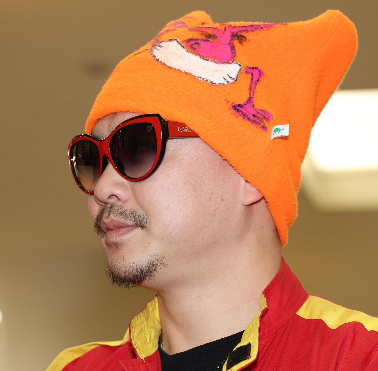 リーダー南部虎弾さんの通夜に参列する電撃ネットワークの今日元気（撮影・中島郁夫）