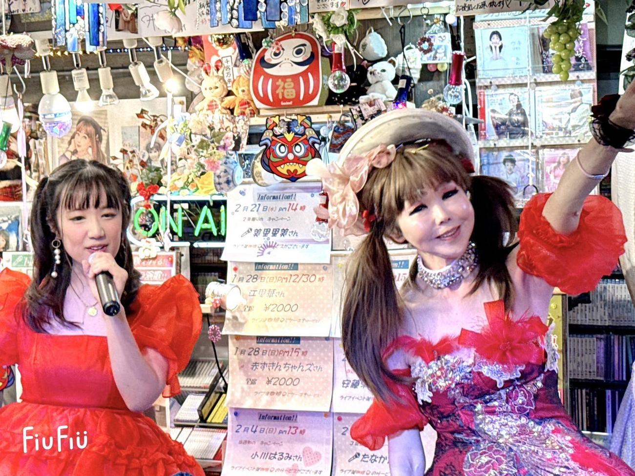 赤ずきんちゃんズのナナちゃん（左）と恵中瞳