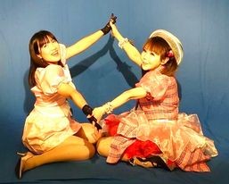 赤ずきんちゃんズのナナちゃん（左）と恵中瞳