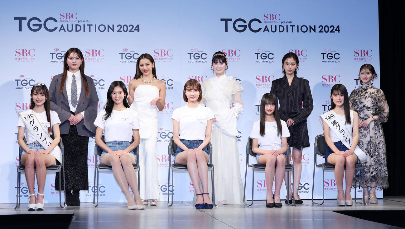「TGC AUDITION 2024」公開ドラフト会議で記念撮影する1位指名とゲスト審査員、前列左から湯淺凜子、對馬みちる、渡辺華音、稲永陽菜、大平衣符夏、後列左から箭内夢菜、ゆきぽよ、鶴嶋乃愛、安斉星来、市川美織（撮影・宮地輝）