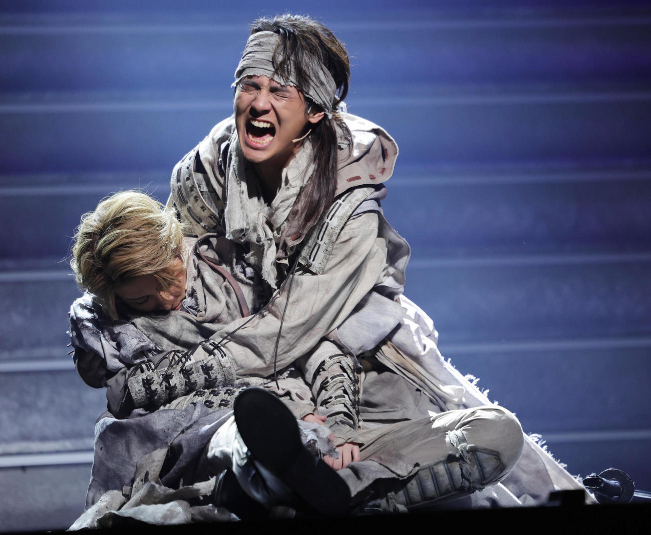 舞台「HiGH　＆　LOW THE　戦国」通し稽古を行う瀬央ゆりあ（左）と片寄涼太（撮影・野上伸悟）