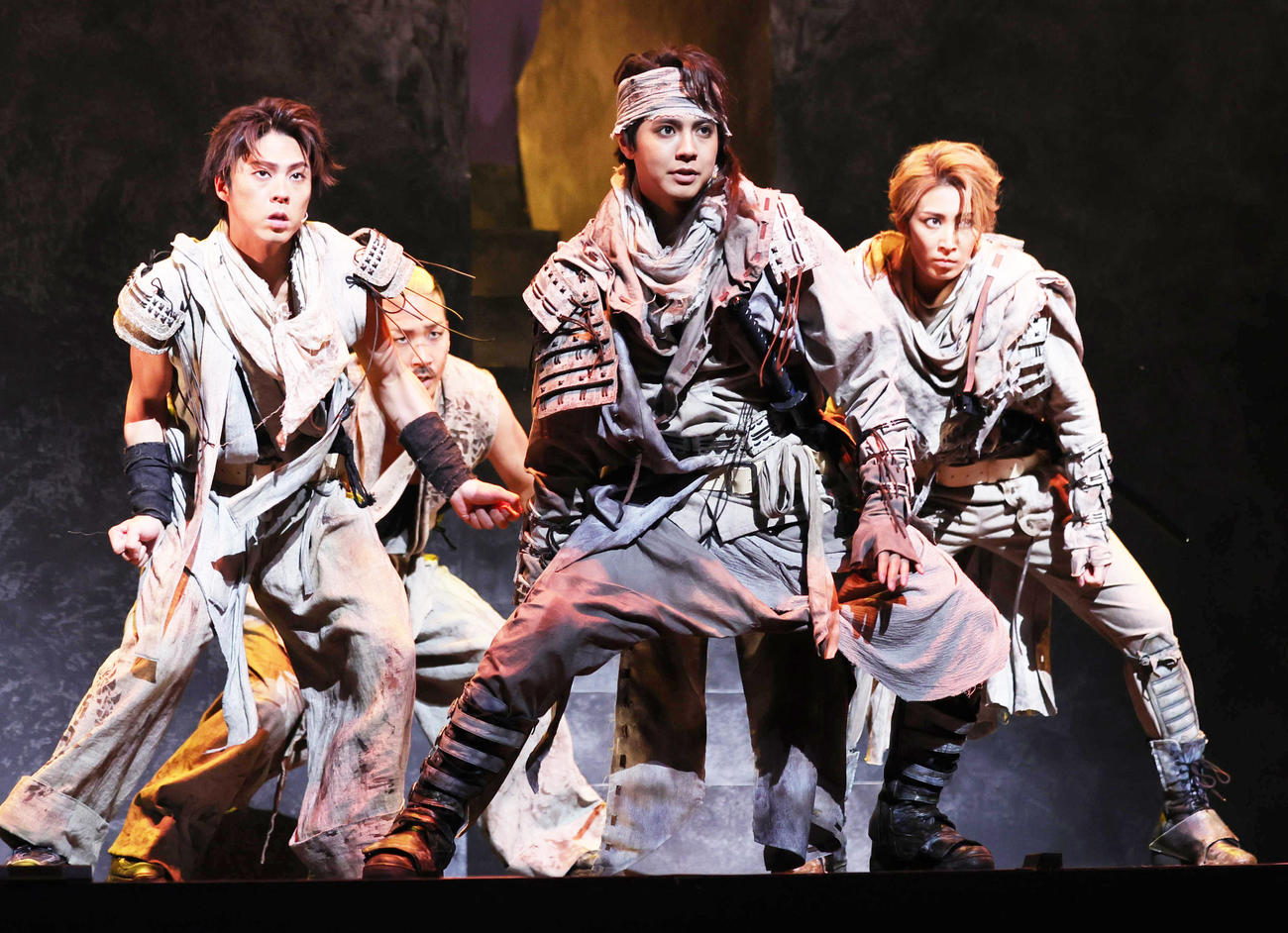舞台「HiGH　＆　LOW THE　戦国」初日を前に通し稽古を行う片寄涼太（中央）ら（撮影・野上伸悟）