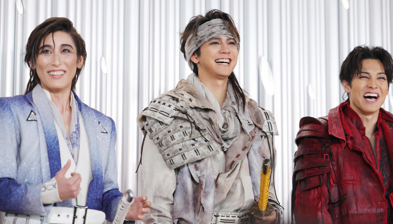 舞台「HiGH　＆　LOW THE　戦国」初日を前に会見する左から水美舞斗、片寄涼太、RIKU（撮影・野上伸悟）