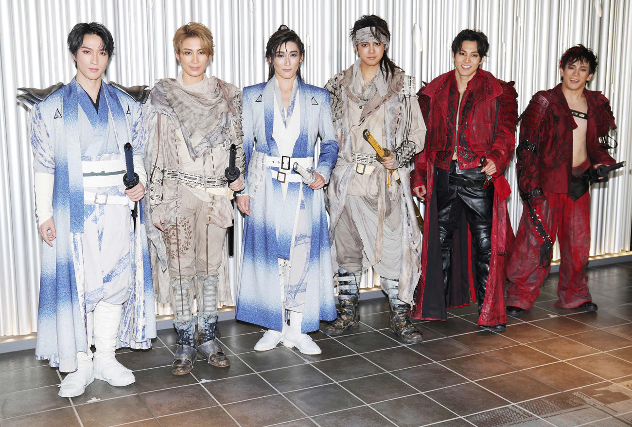 舞台「HiGH　＆　LOW THE　戦国」初日を前に会見する左から藤原樹、瀬央ゆりあ、水美舞斗、片寄涼太、RIKU、浦川翔平（撮影・野上伸悟）