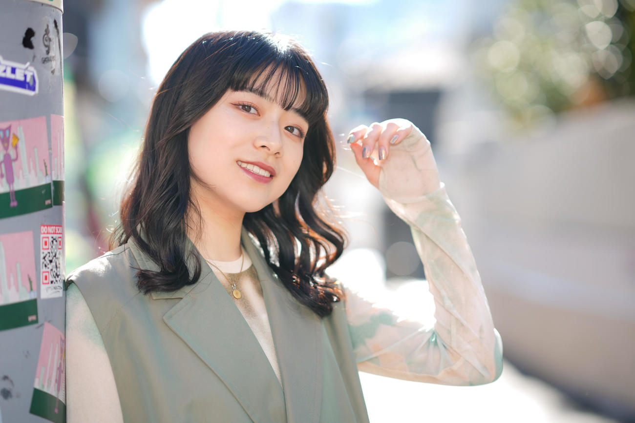 路上ライブの人との距離感が好きだという、かわにしなつき。関西仕込みの気さくで明るい笑顔も魅力的だ（撮影・垰建太）