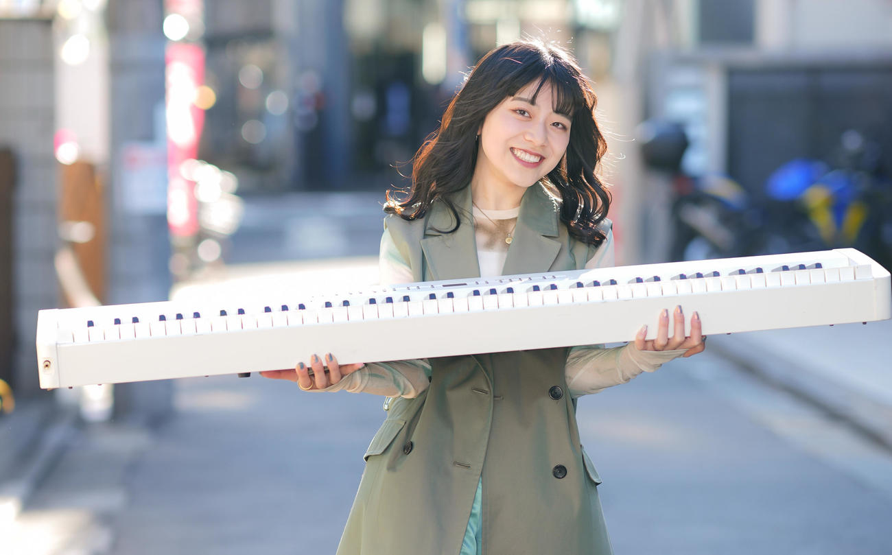 路上ライブの人との距離感が好きだという、かわにしなつき。「キーボード持ち上げちゃいましょう」の要望にも応えてくれるノリの良さも魅力的だ。むちゃ振りすみませんでした（撮影・垰建太）