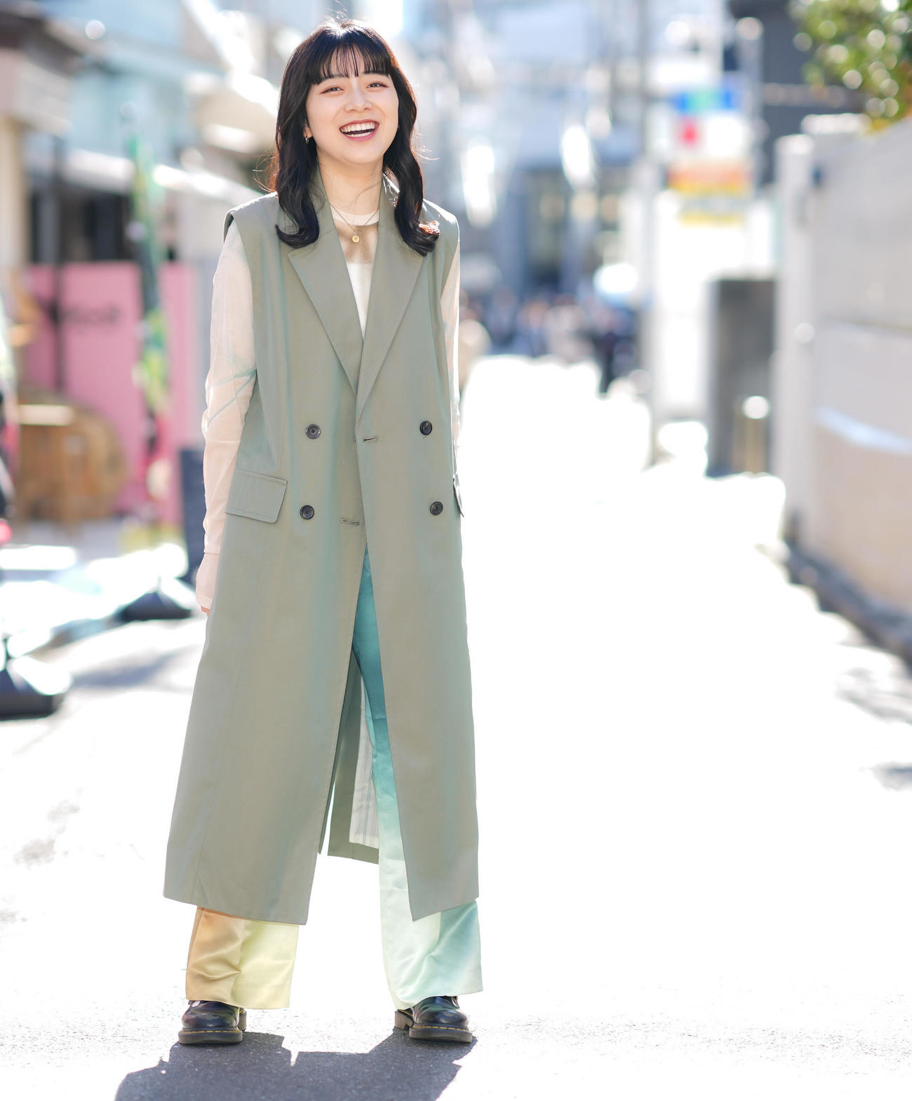 路上ライブの人との距離感が好きだという、かわにしなつき。関西仕込みの気さくで明るい笑顔も魅力的だ（撮影・垰建太）