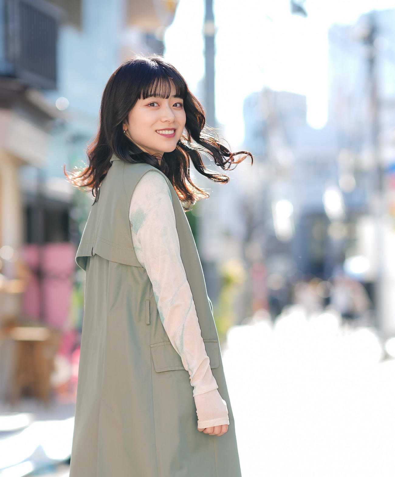 路上ライブの人との距離感が好きだという、かわにしなつき。関西仕込みの気さくで明るい笑顔も魅力的だ（撮影・垰建太）