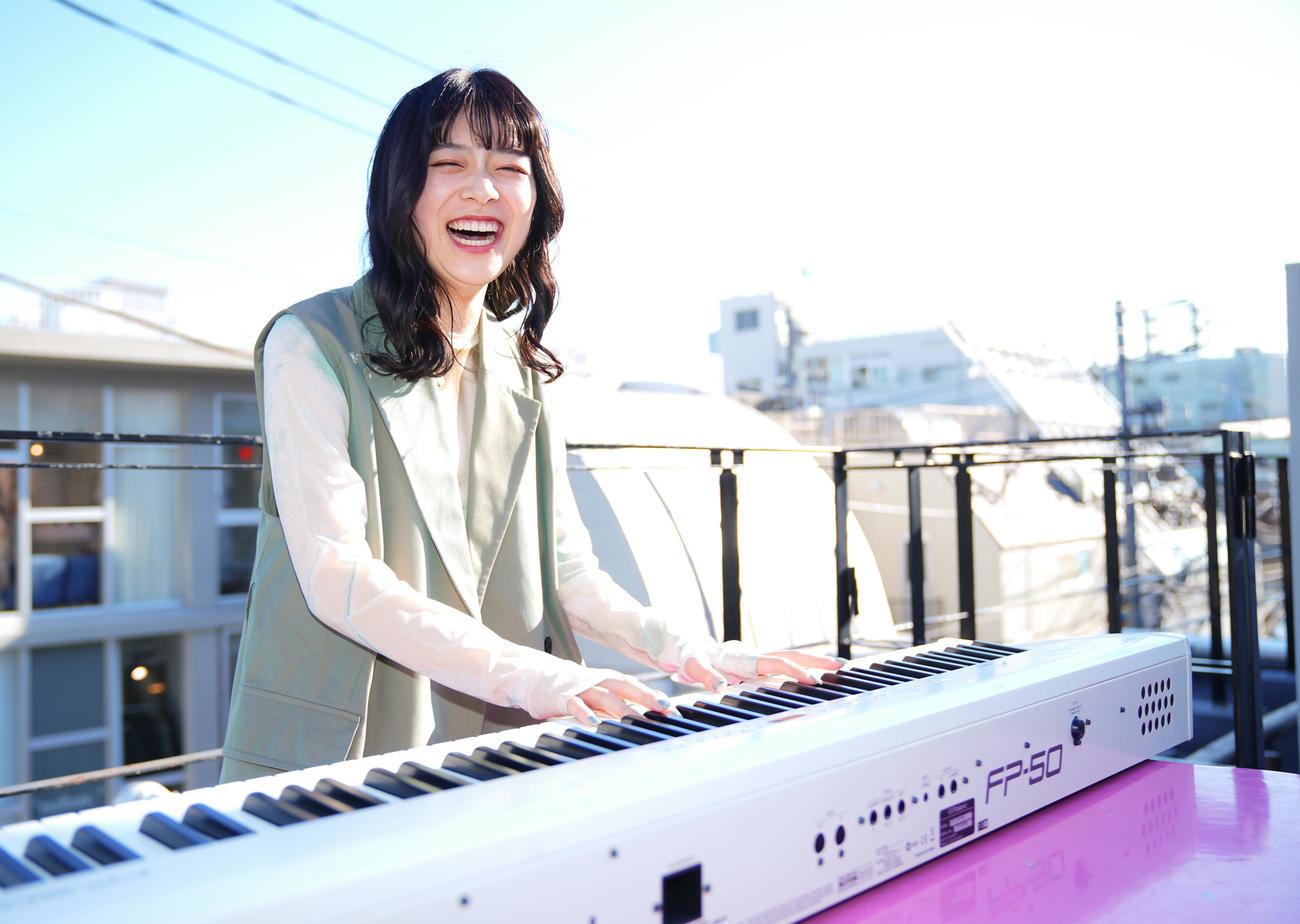 キーボードとともに行う路上ライブの人との距離感が好きだという、かわにしなつき。関西仕込みの気さくで明るい笑顔も魅力的だ（撮影・垰建太）