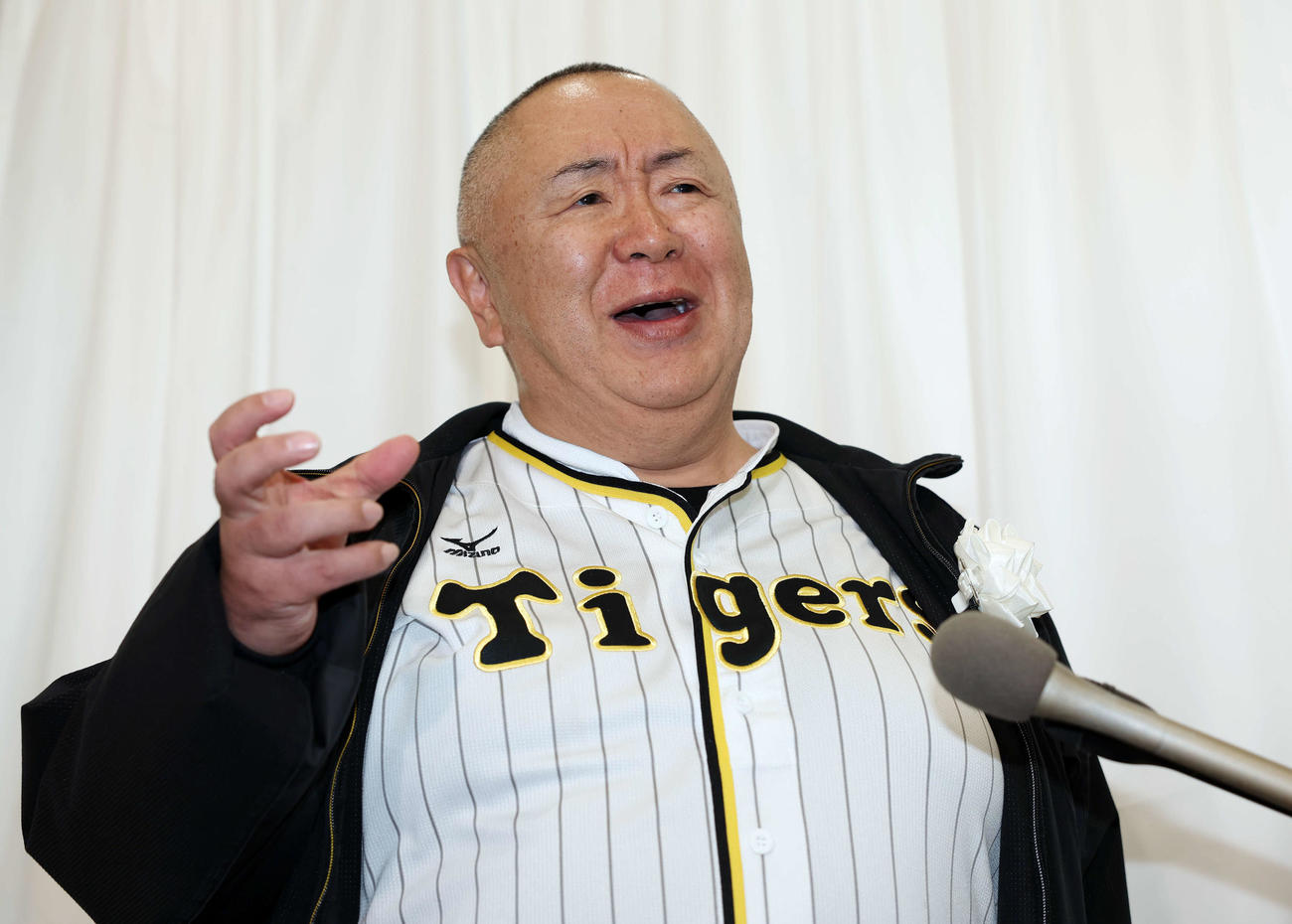 電撃ネットワークの南部虎弾さんとの思い出を語る松村邦洋（撮影・宮地輝）
