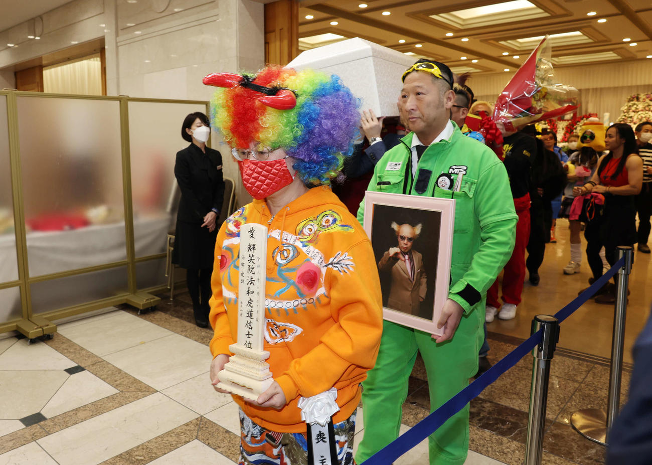 妻の由紀さん（左）の先導で運ばれる電撃ネットワークの南部虎弾さんの棺（撮影・宮地輝）