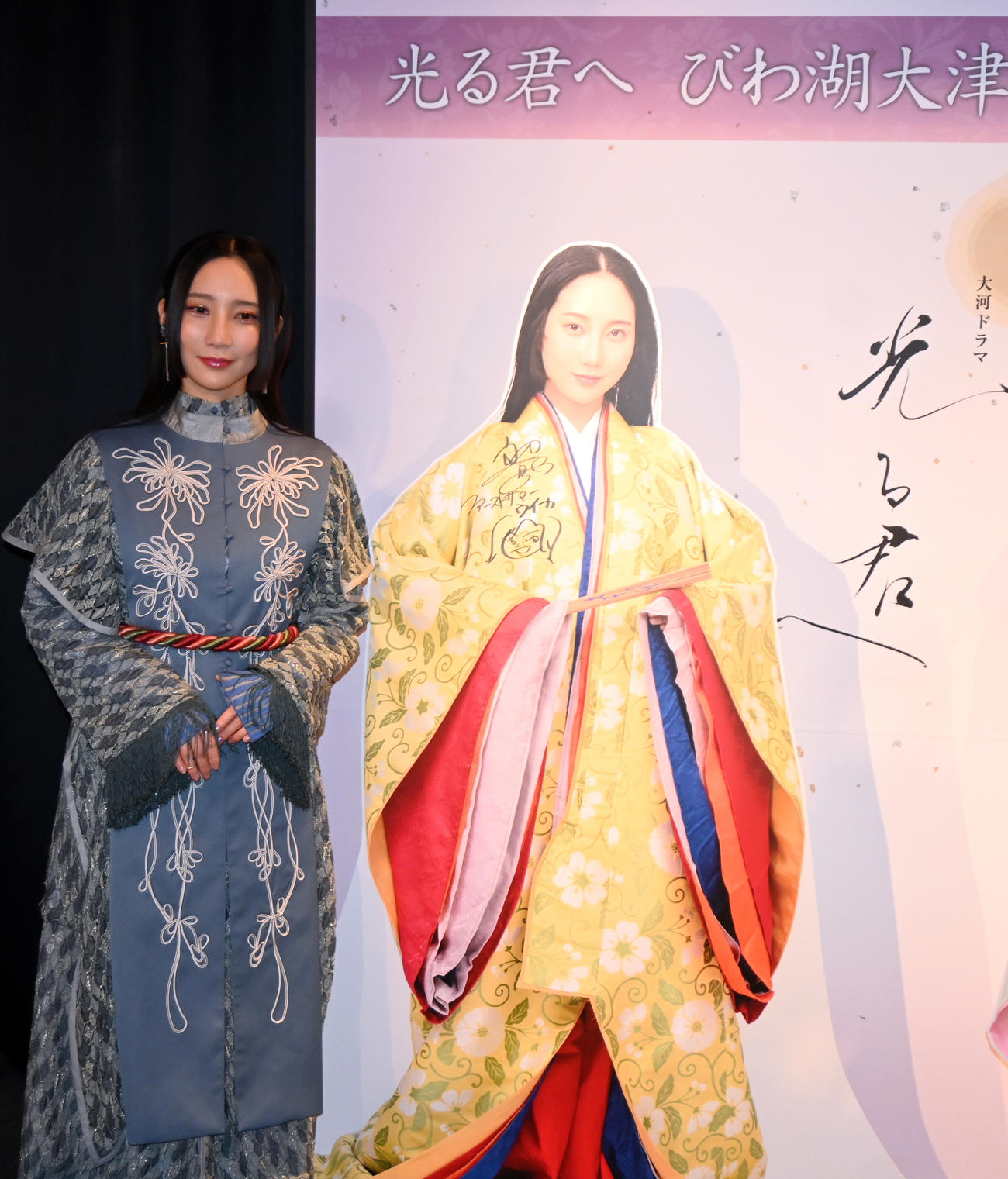 滋賀県大津市の石山寺に開設された「大河ドラマ館」を見学したファーストサマーウイカ（左）（撮影・松浦隆司）