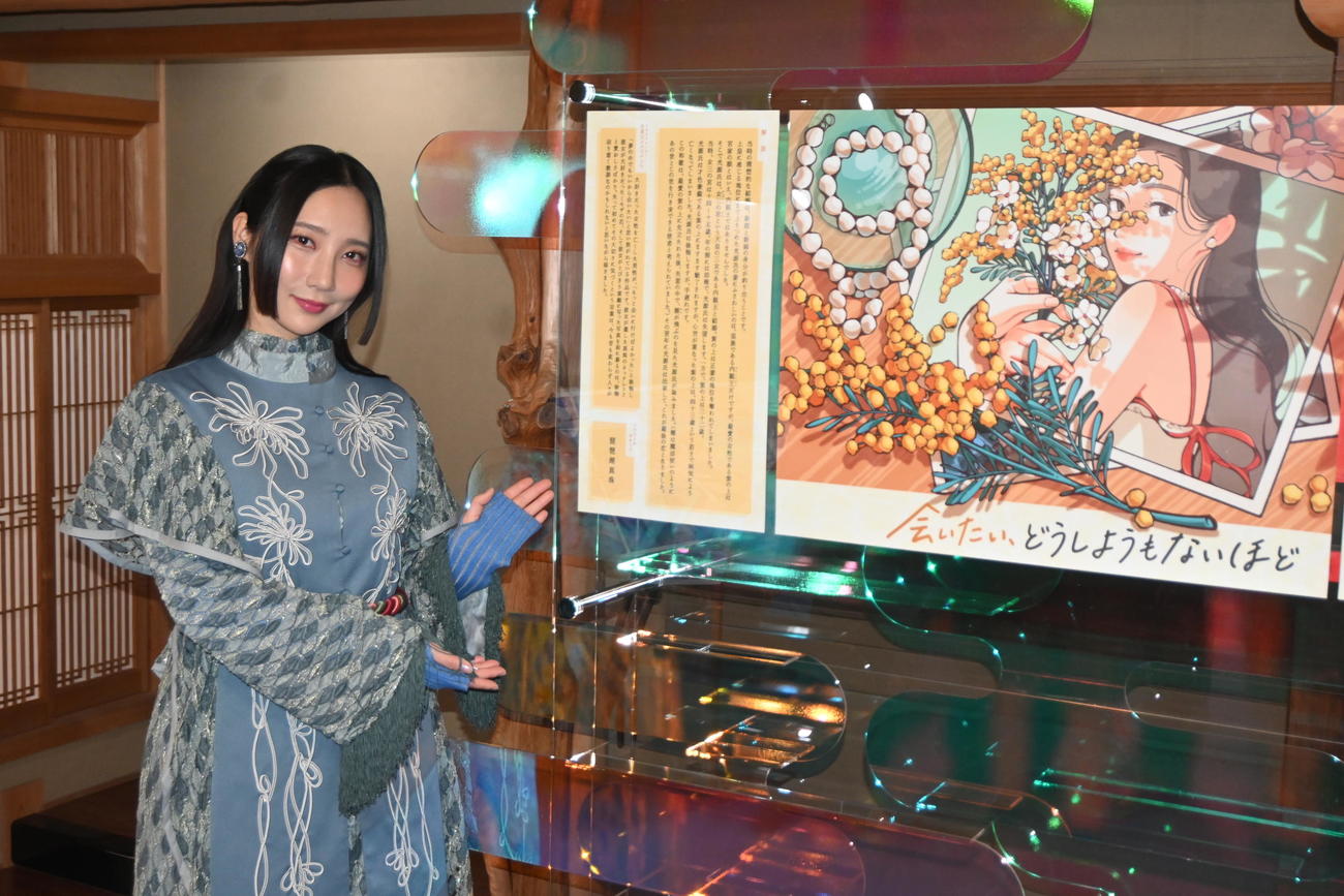 滋賀県大津市の石山寺で始まった「恋するもののあはれ展」を見学したファーストサマーウイカ（撮影・松浦隆司）