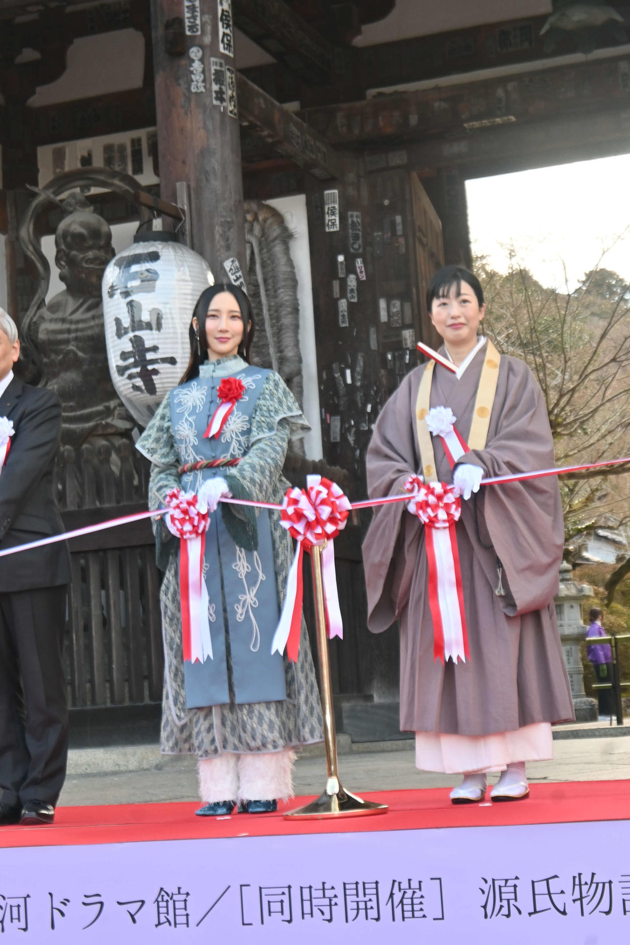滋賀県大津市の石山寺に開設された「大河ドラマ館」のオープニングセレモニーでテープカットするファーストサマーウイカ（左）（撮影・松浦隆司）