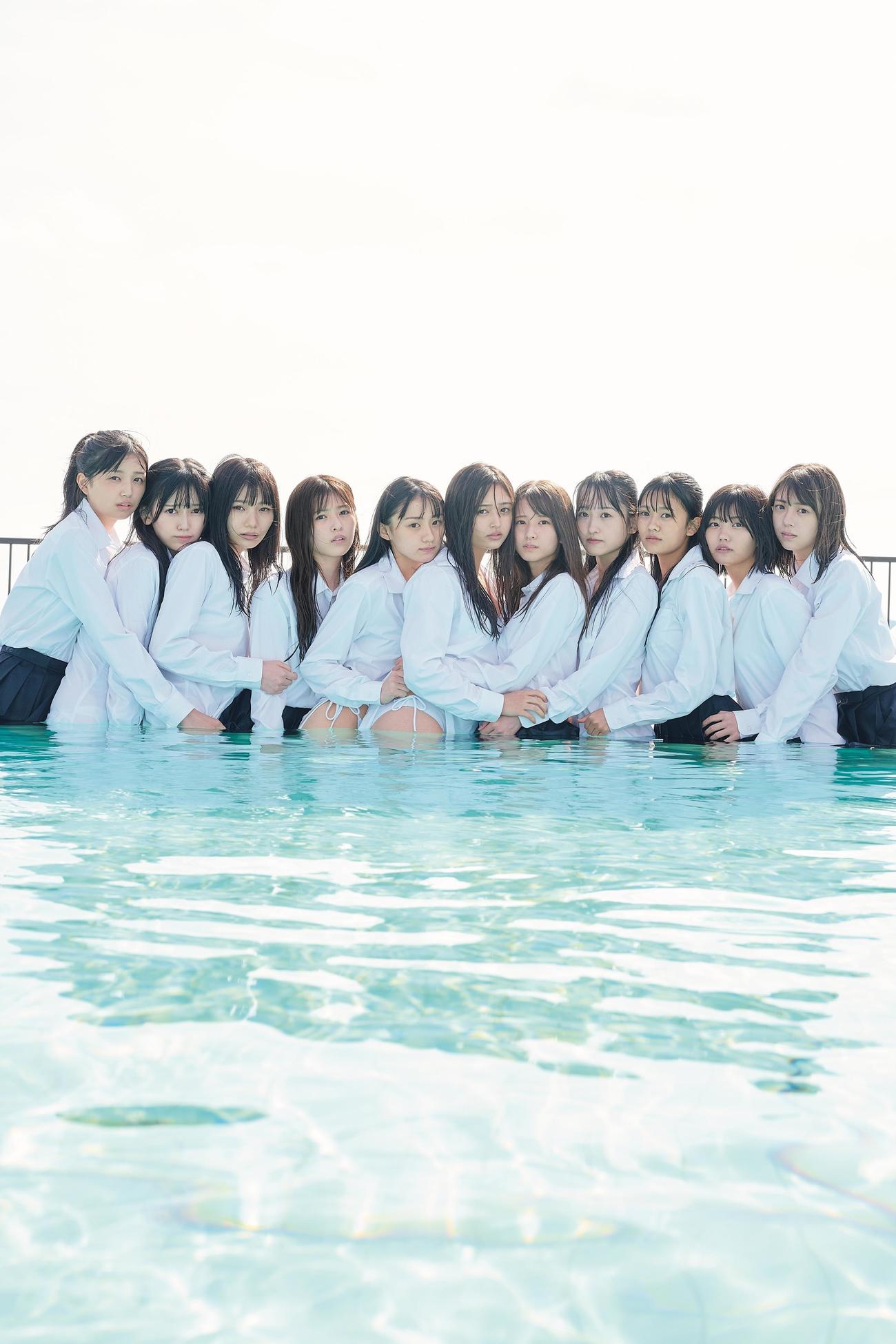 乃木坂46の5期生写真集「あの頃、乃木坂にいた」の通常版裏表紙　（C）〓マガジンハウス