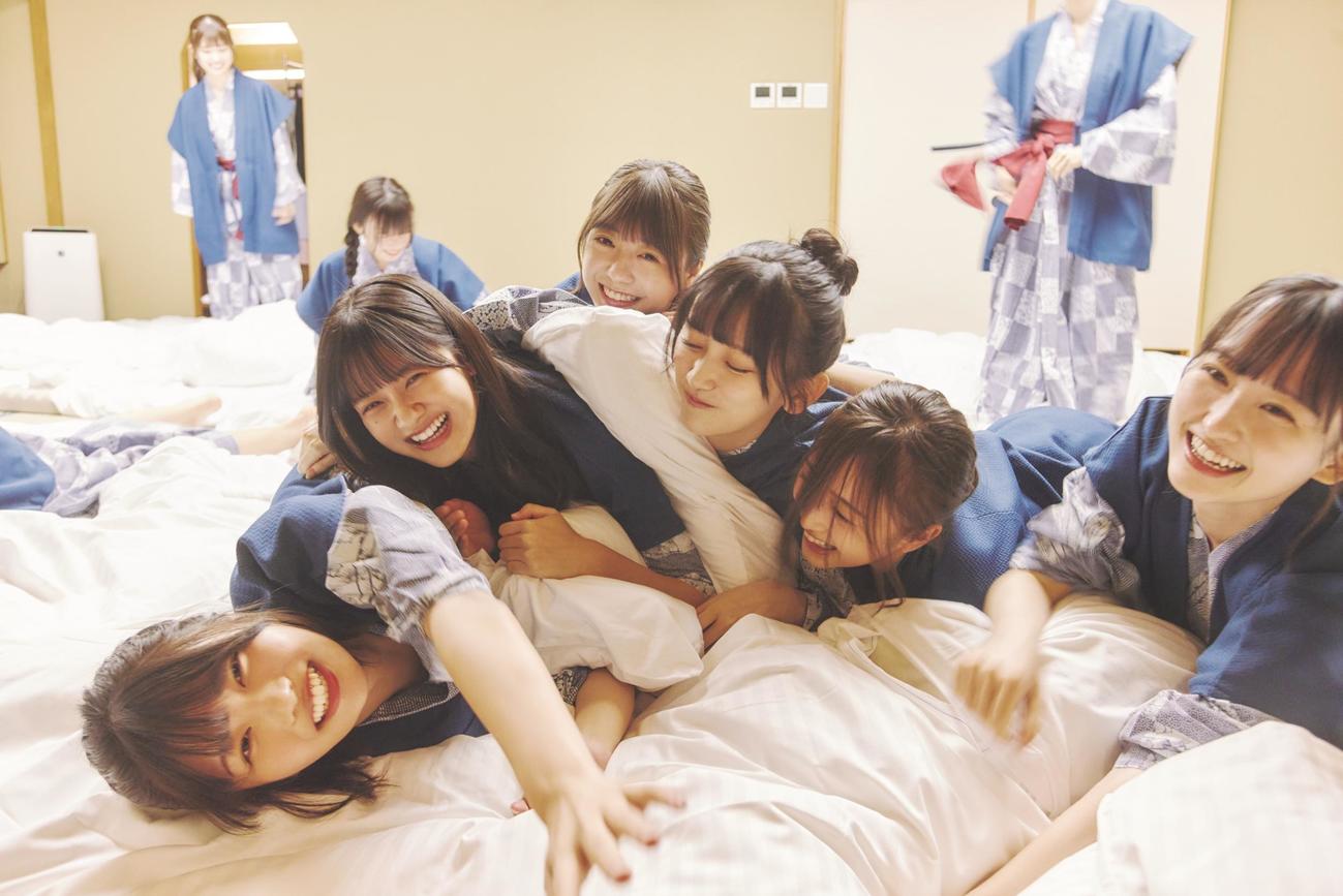 乃木坂46の5期生写真集「あの頃、乃木坂にいた」のセブンネット限定版裏表紙　（C）〓マガジンハウス