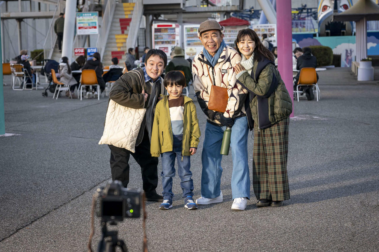 カンテレ、フジテレビ系「春になったら」に出演する左から濱田岳、石塚陸翔、木梨憲武、奈緒(C)カンテレ