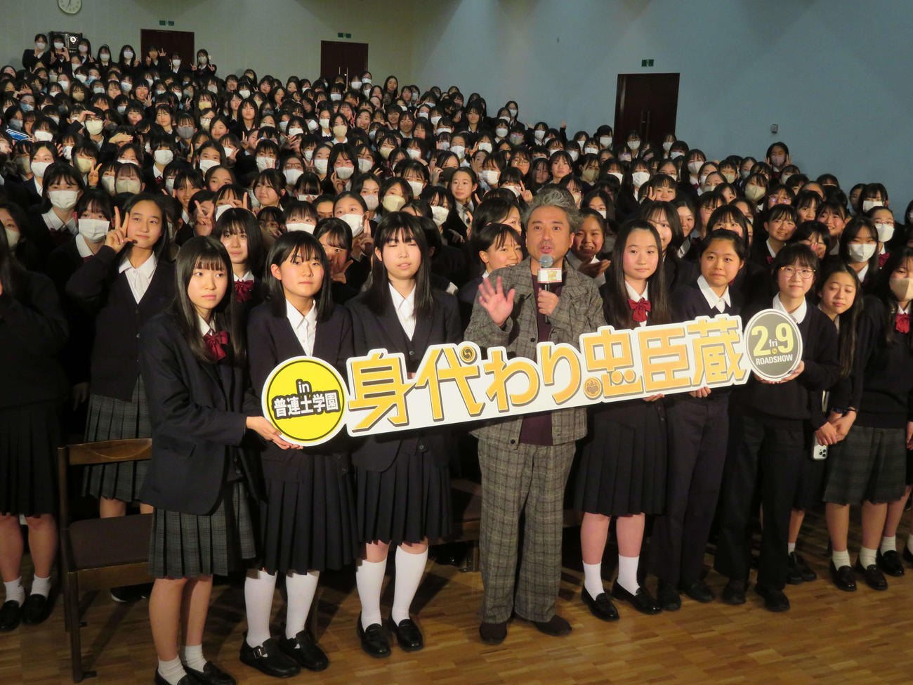 映画「身代わり忠臣蔵」公開直前イベントで500人の女子中高生に囲まれ、満面の笑みを浮かべるムロツヨシ（撮影・村上幸将）