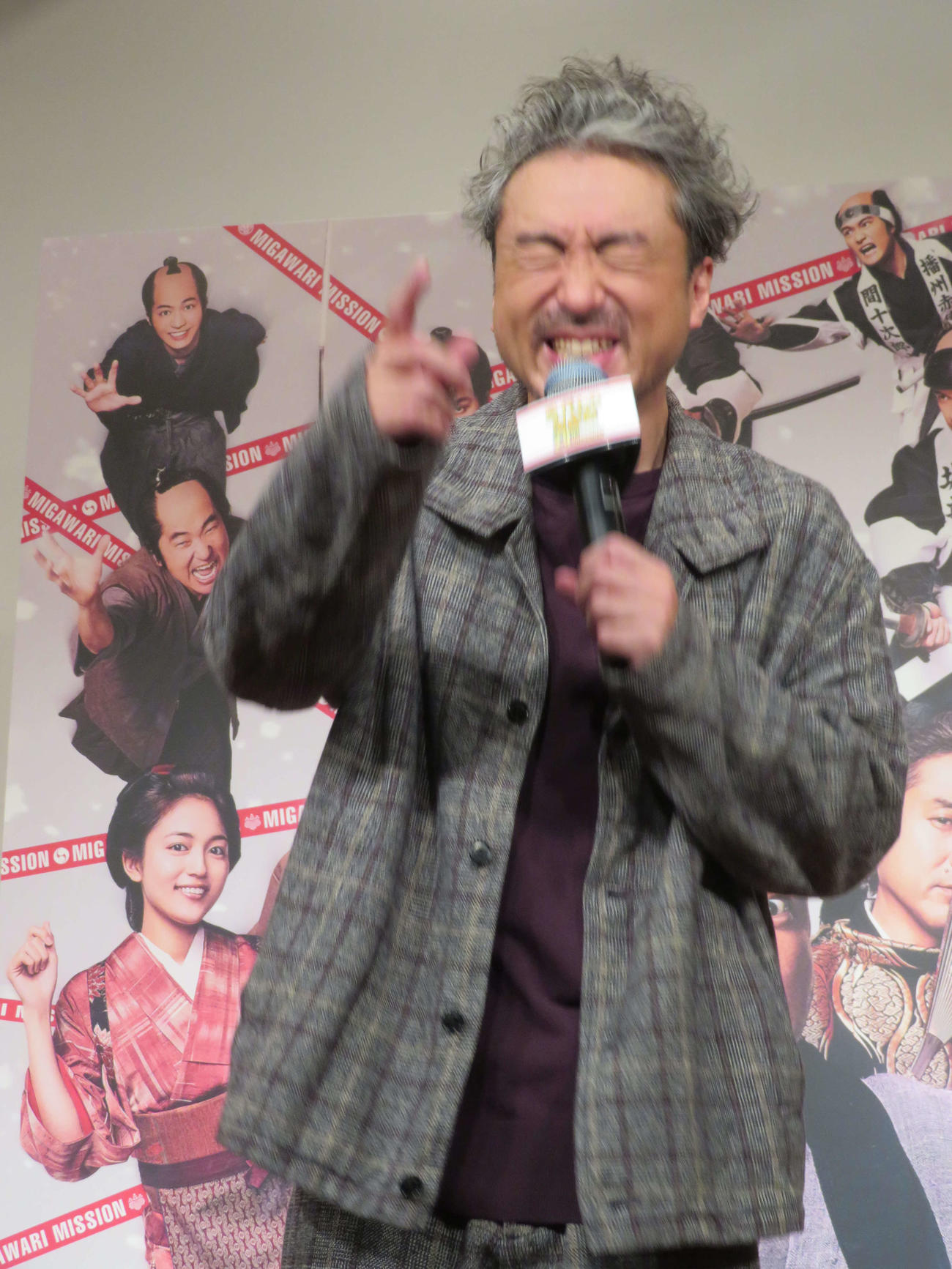 映画「身代わり忠臣蔵」公開直前イベントで500人の女子中高生から大歓声を浴び、照れるムロツヨシ（撮影・村上幸将）