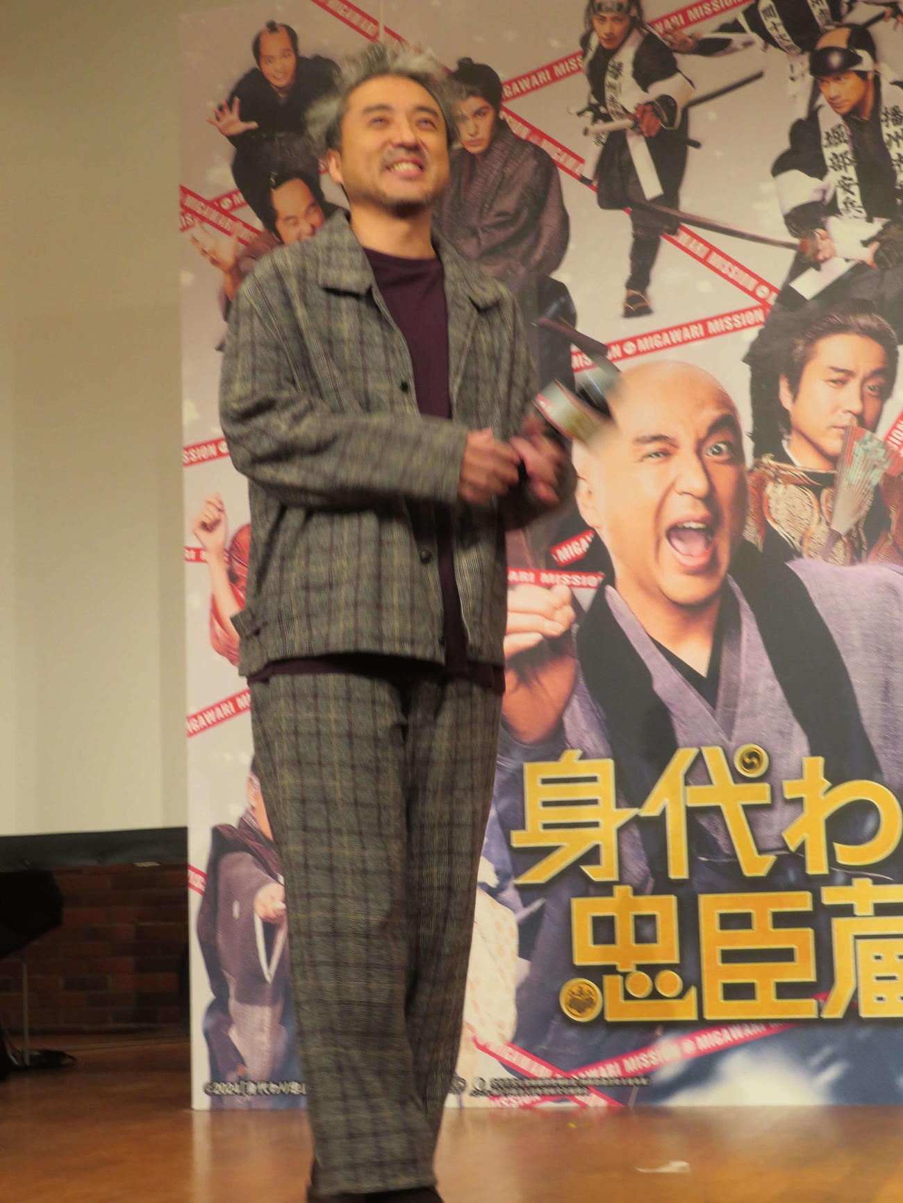 映画「身代わり忠臣蔵」公開直前イベントで500人の女子中高生から大歓声を浴び、満面の笑みを浮かべるムロツヨシ（撮影・村上幸将）