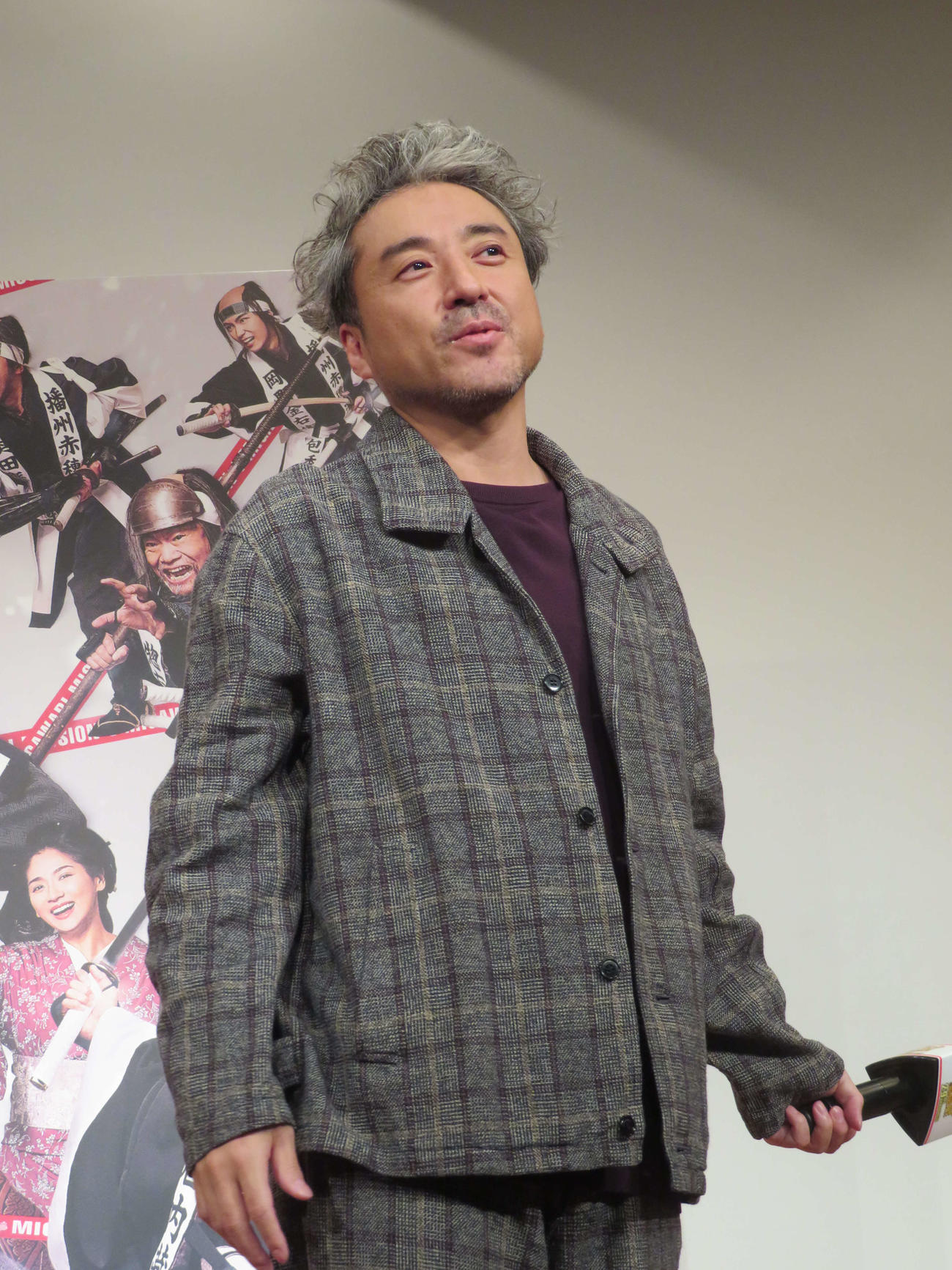 映画「身代わり忠臣蔵」公開直前イベントで500人の女子中高生から大歓声を浴び、満面の笑みを浮かべるムロツヨシ（撮影・村上幸将）