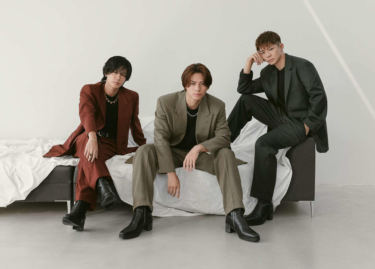 「Number＿i」の左から、神宮寺勇太、平野紫耀、岸優太（C）TOBE Co., Ltd.