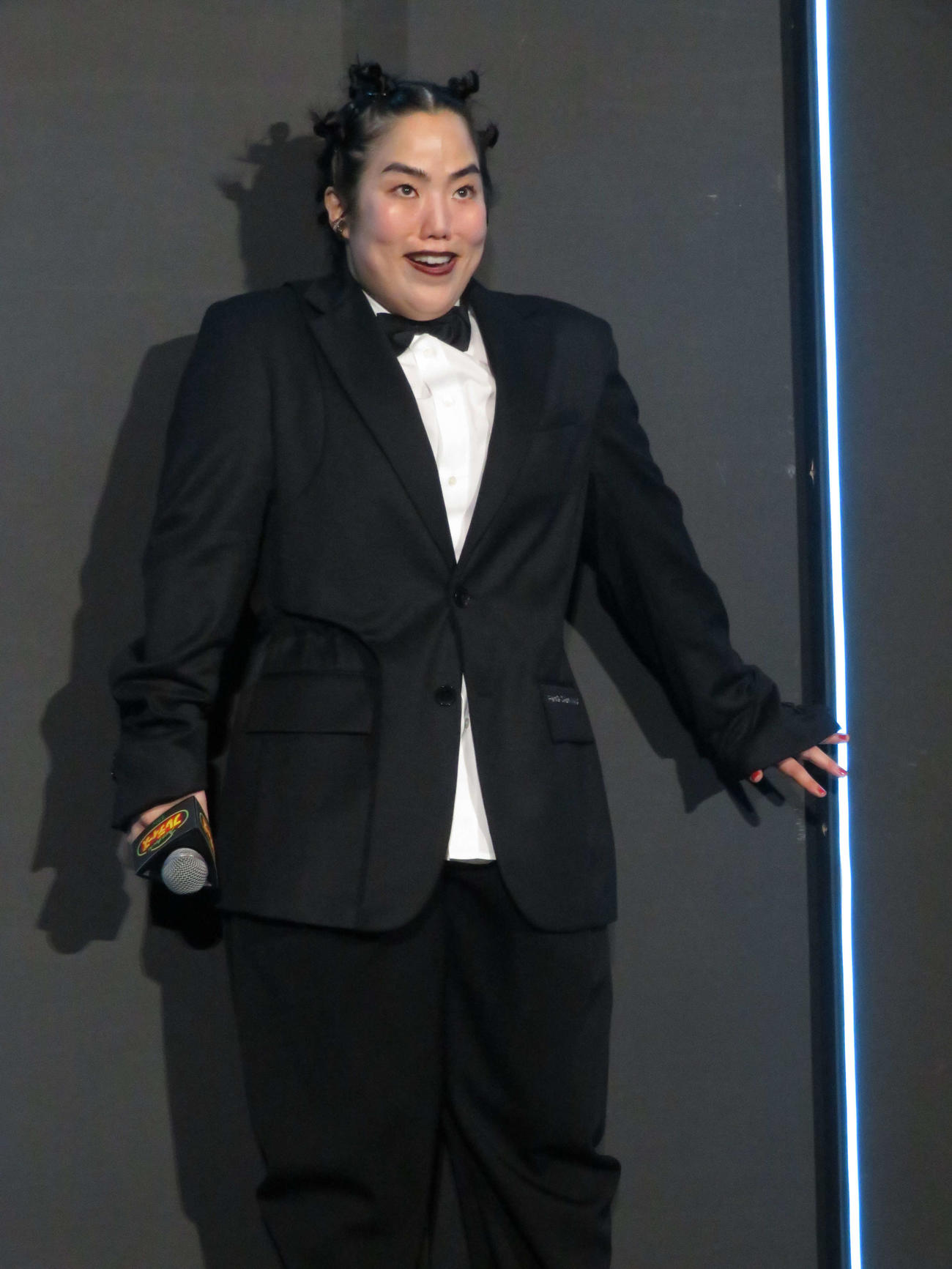 「ファイブ・ナイツ・アット・フレディーズ」スペシャルナイトイベントに登壇し、即興演技するゆりやんレトリィバァ