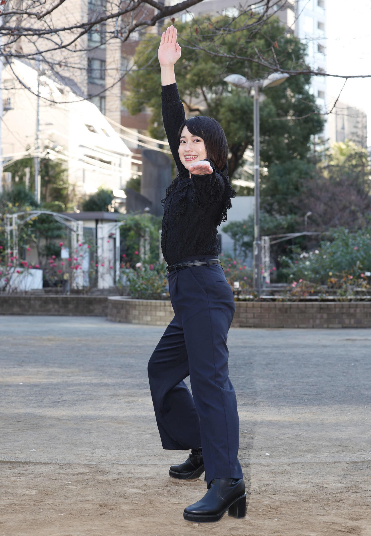 笑顔で自衛隊体操を披露するかざり（撮影・宮地輝）