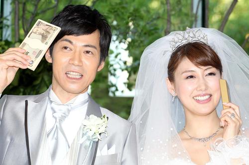 東貴博(左)と安めぐみ夫妻(2012年7月)