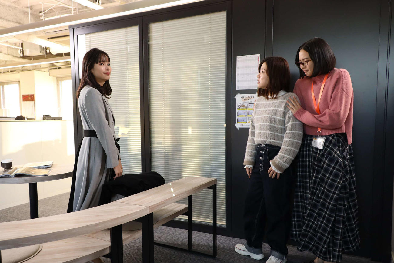 フジテレビ系「婚活1000本ノック」に出演する左から関水渚、福田麻貴、白河れい(C)フジテレビ