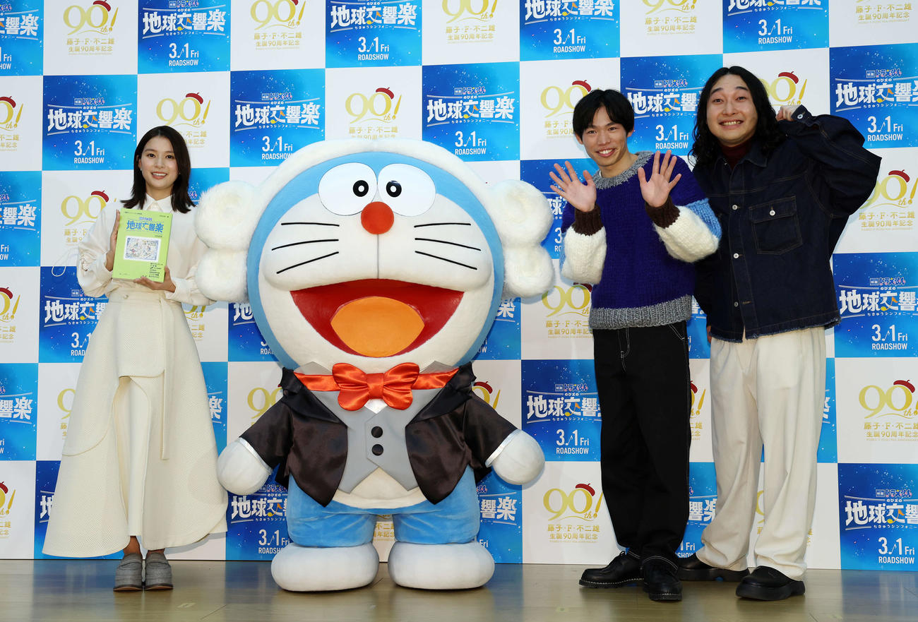 「映画ドラえもん　のび太の地球交響楽」公開アフレコイベントで記念撮影する、左から芳根京子、ドラえもん、かが屋の加賀翔、賀屋壮也（撮影・宮地輝）