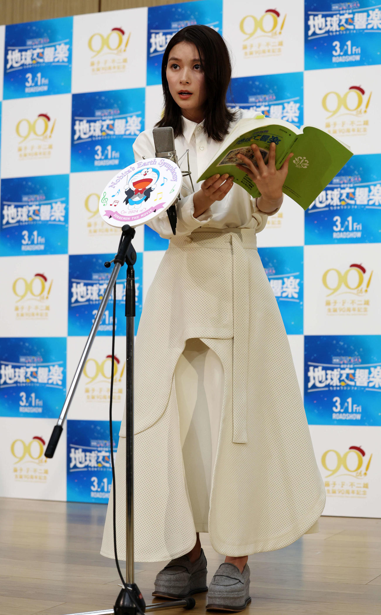 「映画ドラえもん　のび太の地球交響楽」公開アフレコイベントでアフレコに挑戦する芳根京子（撮影・宮地輝）